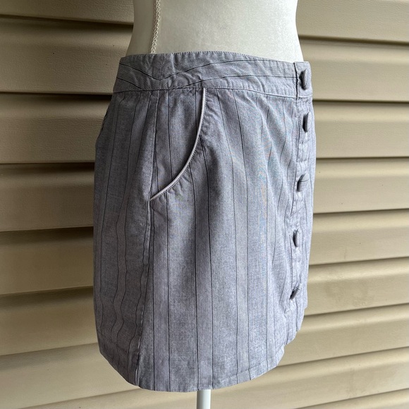 •Banana Republic• Gray/White Stripe Mini Skirt with Buttons - Size 8 - Picture 4 of 8